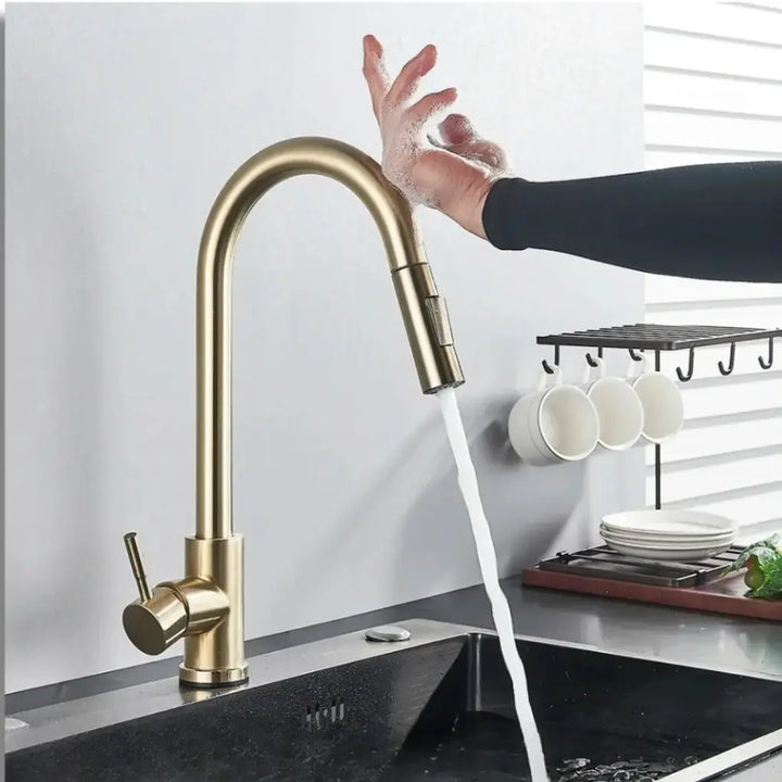 Torneira-Gourmet-Sense-Dourada-Jato-de-Agua-Suave