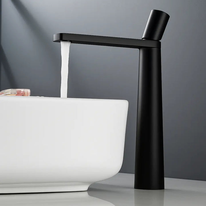 Torneira-Para-Banheiro-Lumea-Preta-Com-Design-Contemporaneo